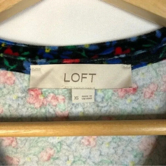 Ann Taylor LOFT Blue & Red Floral V-Neck Velvet Short Sleeve Blouse XS - Picture 5 of 5